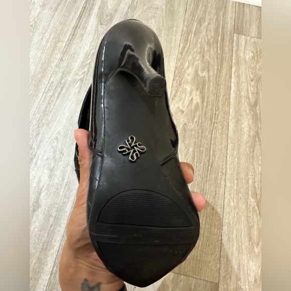 Preloved Vera Wang Mixed Black Leather Heels Size 6.5! - Picture 5 of 7